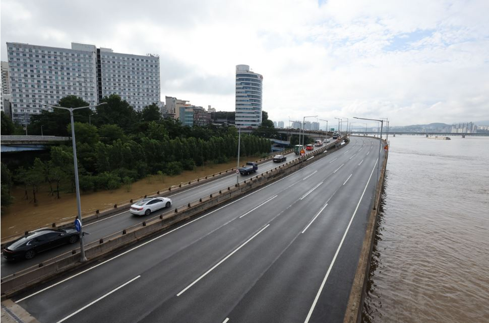 This Aug.11 file photo shows restricted roads along the northern riverside of Seoul due to heavy rain. (Yonhap)