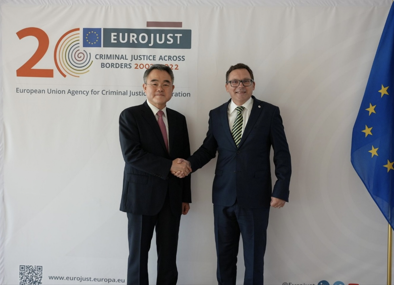IAP President Hwang Cheol-kyu Hwang (left) and EUROJUST President Ladislav Hamran pose for a photograph during their meeting at the Hague, Netherlands, on Aug. 31.