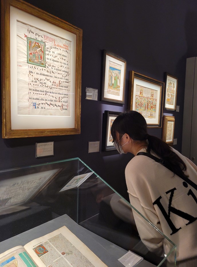 A young woman looks around the stand of Dr Jorn Gunther Rare Books on Sunday in the Frieze Masters section.  (Park Yuna/The Korea Herald)