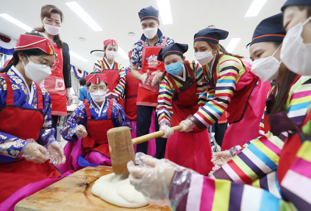 Visitors gather around for an injeomi-making event held at Daegu's family center, North Gyeongsang Province, on Monday. (Yonhap)