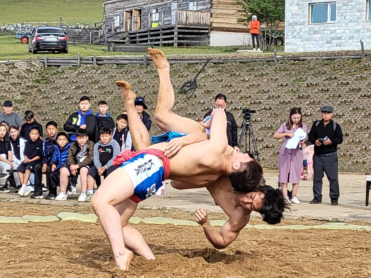 Korean “ssireum” players are holding a demonstration ahead of the friendship games against Mongolian players on Aug.20 in Ulaanbaatar, Mongolia. (Yonhap)