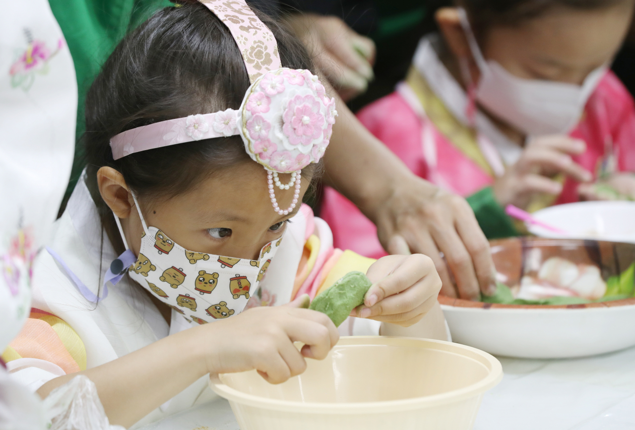 This photograph from last Thursday shows chidren making “songpyeon” rice cakes at the Yangsan-dong Community Center in Buk-gu, Gwangju. (Yonhap)