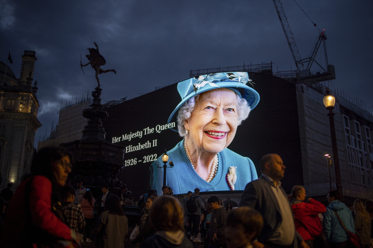A screen commemorating Britain's Queen Elizabeth II in Piccadilly Circus, London, Britain, 08 September 2022. (EPA-Yonhap)