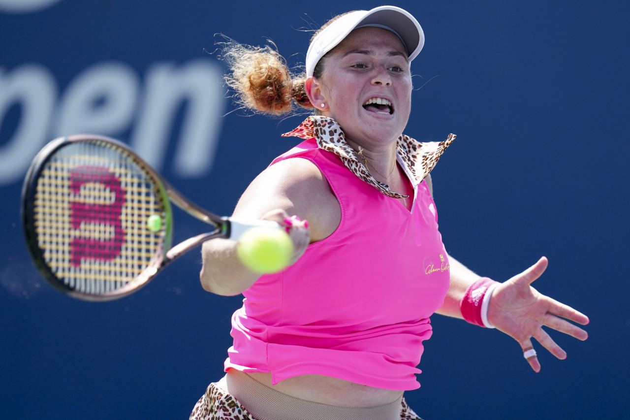 Jelena Ostapenko of Latvia hits a return during the women's singles first round match against Zheng Qinwen of China at the 2022 US Open tennis championships in New York, US, on Aug. 30. (Yonhap-Xinhua)