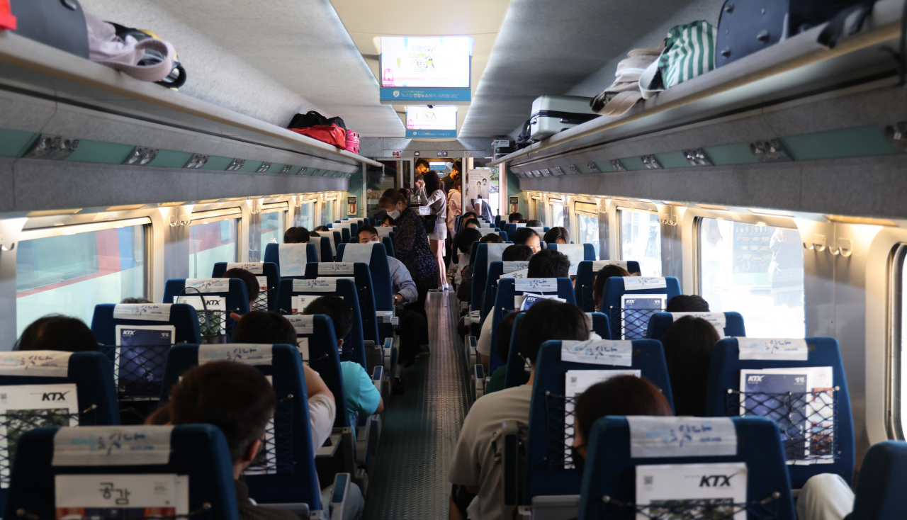 A train is packed with passengers at Seoul Station on Thursday -- a first Chuseok holiday without social distancing in three years. (Yonhap)