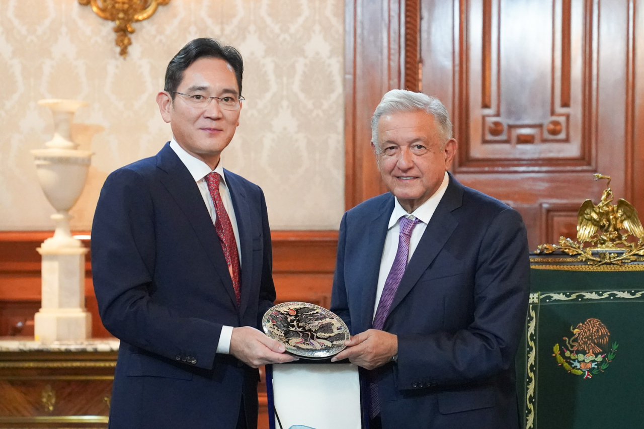 Samsung Vice Chairman Lee Jae-yong poses for a photo with Mexican President Andres Manuel Lopez Obrador at the National Palace of Mexico on Thursday. (Samsung Electronics)