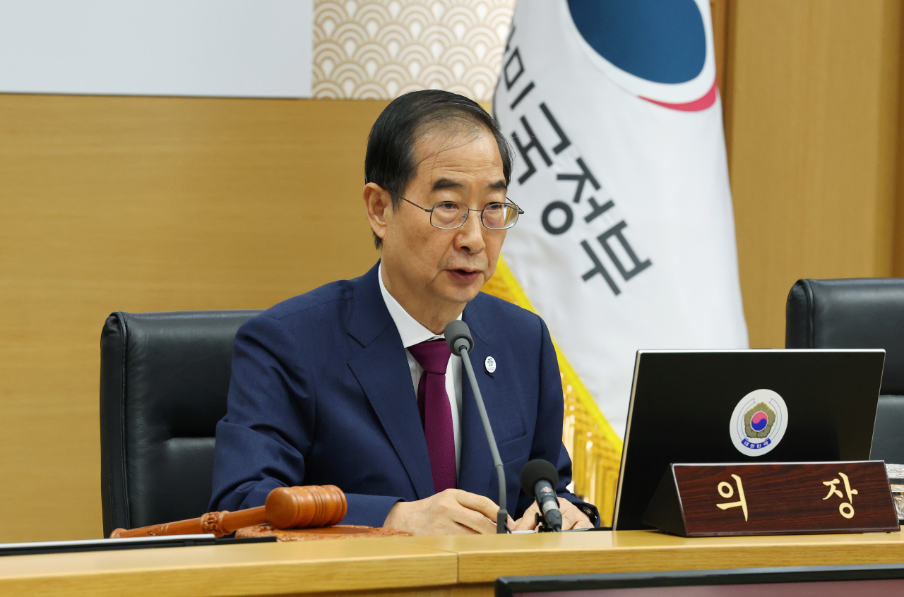 Prime Minister Han Duck-soo speaks during a Cabinet meeting at the government complex in Sejong, central South Korea, on Tuesday, via video links with the government complex in Seoul. (Yonhap)