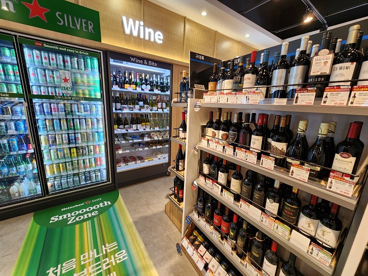 Nearly 500 bottles and cans are displayed in refrigerators and on shelves at a GS25 store near Exit 5 at Hapjeong Station in Seoul. (Choi Jae-hee/The Korea Herald)