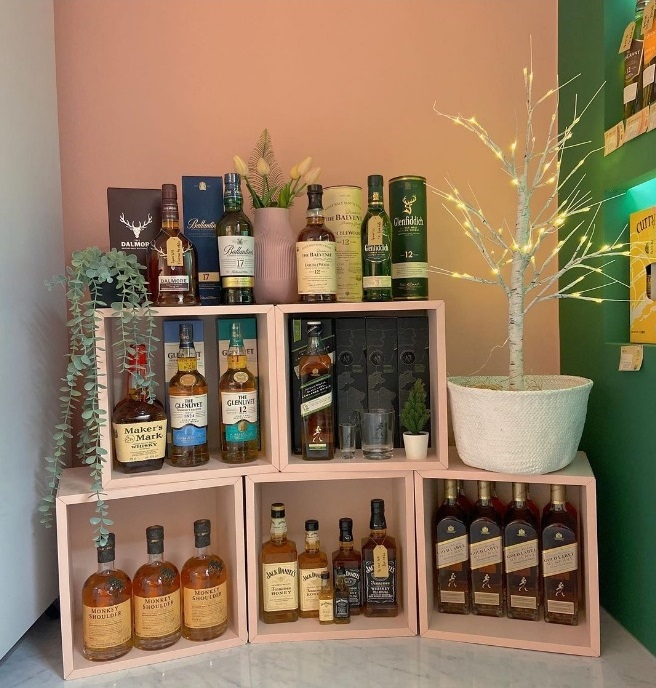 Bottles of whiskey are displayed on the shelves at a liquor shop Homesoolland in Hongjae-dong, Seodaemun-gu, Seoul. (Choi Jae-hee/The Korea Herald)