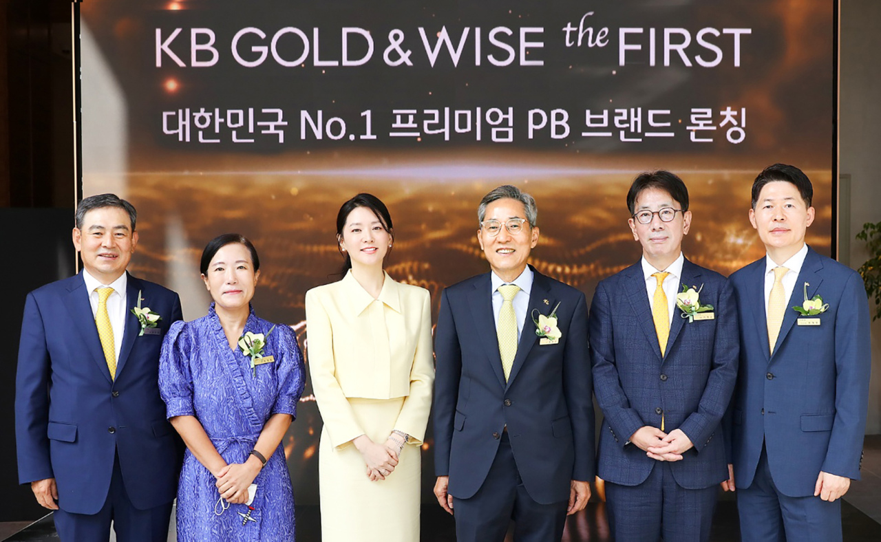 From left, KB Securities co-CEO Kim Sung-hyun, KB Securities co-CEO Park Jeong-rim, actor Lee Young-ae, KB Financial Group Chairman Yoon Jong-kyoo, KB Kookmin Bank CEO Lee Jae-keun and KB Kookmin Bank Senior Managing Director Choi Jae-young pose for a photo at the opening ceremony for KB Gold ＆ Wise the First branch in Apgujeong-dong, Gangnam-gu, Seoul, Sept. 6. (KB Financial Group)