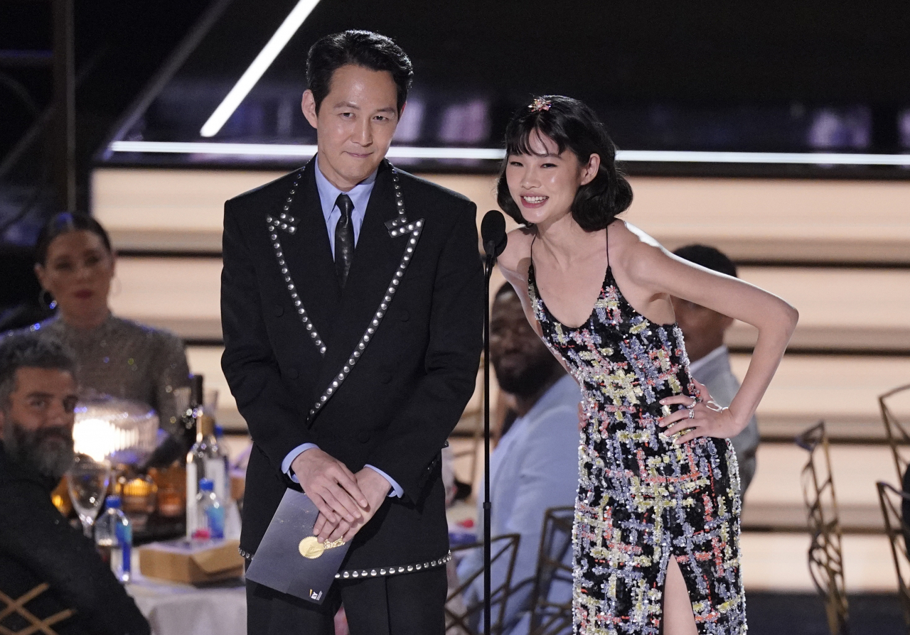 Lee Jung-jae (left) and and Jung Hoo-yeon present the Emmy for outstanding variety sketch series at the 74th Primetime Emmy Awards on Monday, at the Microsoft Theater in Los Angeles. (AP-Yonhap)
