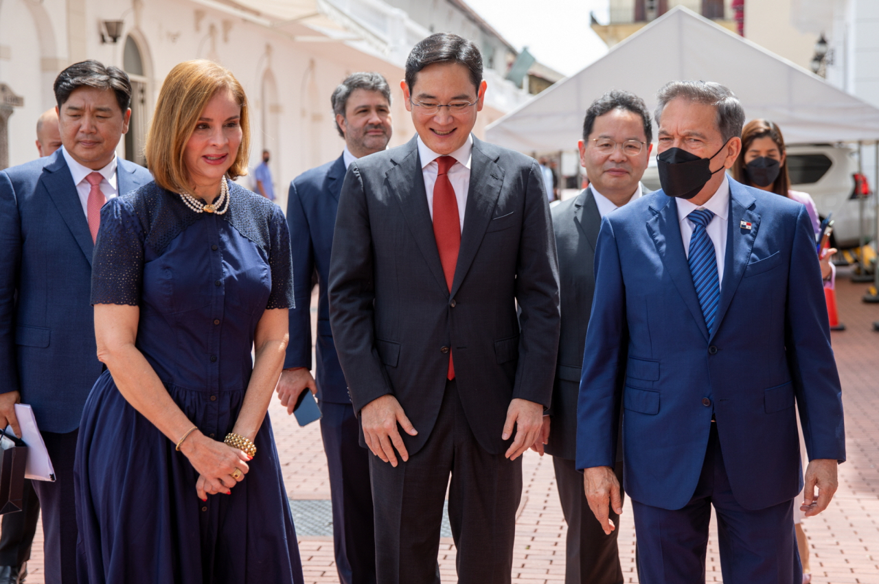 Samsung Electronics Vice Chairman Lee Jae-yong (center, front row) chats with Panamanian President Laurentino Cortizo (right) during his visit to Heron's Palace, Panama City, Tuesday. (Samsung Electronics)