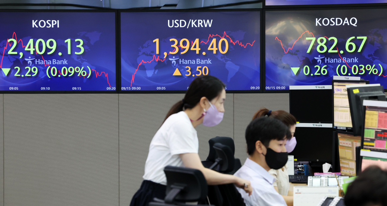 An electronic board showing the Kospi at a dealing room of the Hana Bank headquarters in Seoul on Thursday. (Yonhap)