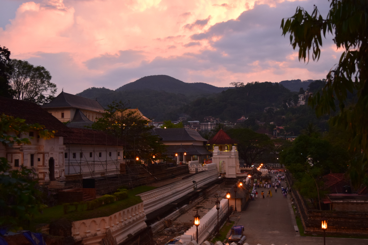 A view of the Temple of the Tooth in Kandy, Sri Lanka, at sunset on March 27 (Kim Hae-yeon/ The Korea Herald)