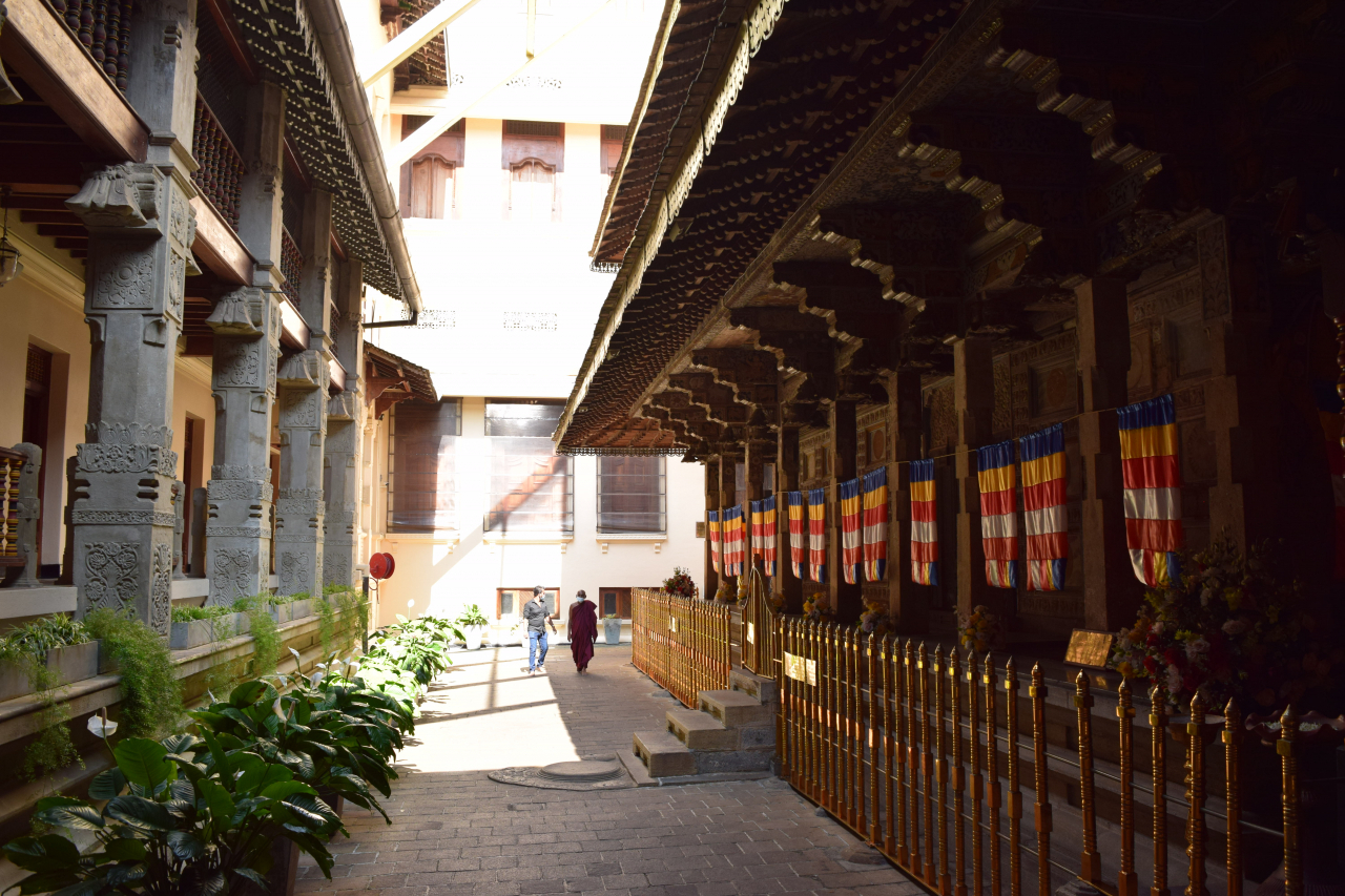 A view leading to the inner shrine of the Temple of the Tooth, in Kandy, March 27 (Kim Hae-yeon/ The Korea Herald)on March 27. (Kim Hae-yeon/ The Korea Herald)