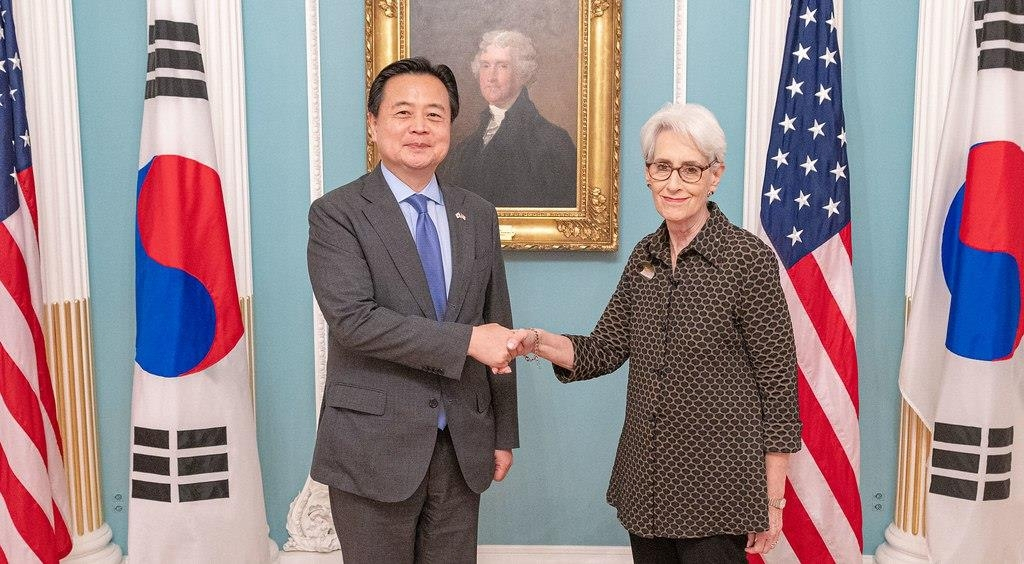 South Korea's First Vice Foreign Minister Cho Hyun-dong (L) shakes hands with U.S. Deputy Secretary of State Wendy Sherman during their meeting at the Department of State in Washington, D.C., on Friday, in this photo provided by Cho's ministry. (Foreign Ministry)