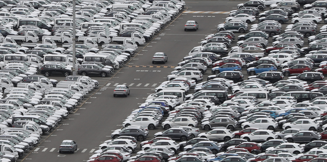 This file photo, taken Aug. 29, 2022, shows cars waiting to be shipped at Hyundai Motor Co.'s factory in the southeastern city of Ulsan. (Yonhap)