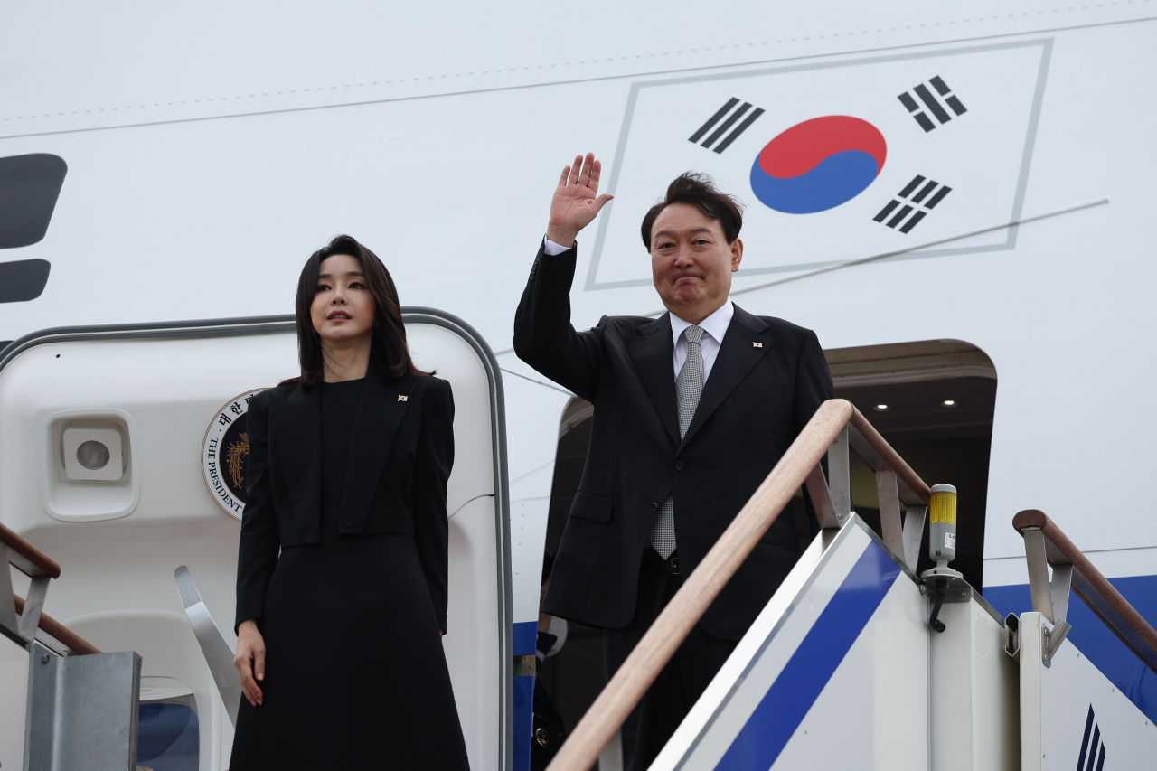 President Yoon Suk-yeol and First Lady Kim Keon-hee arrive at Seoul Airbase on Sunday for a five-night, seven-day visit to the UK, the US and Canada and greet before boarding Air Force One. (Yonhap)