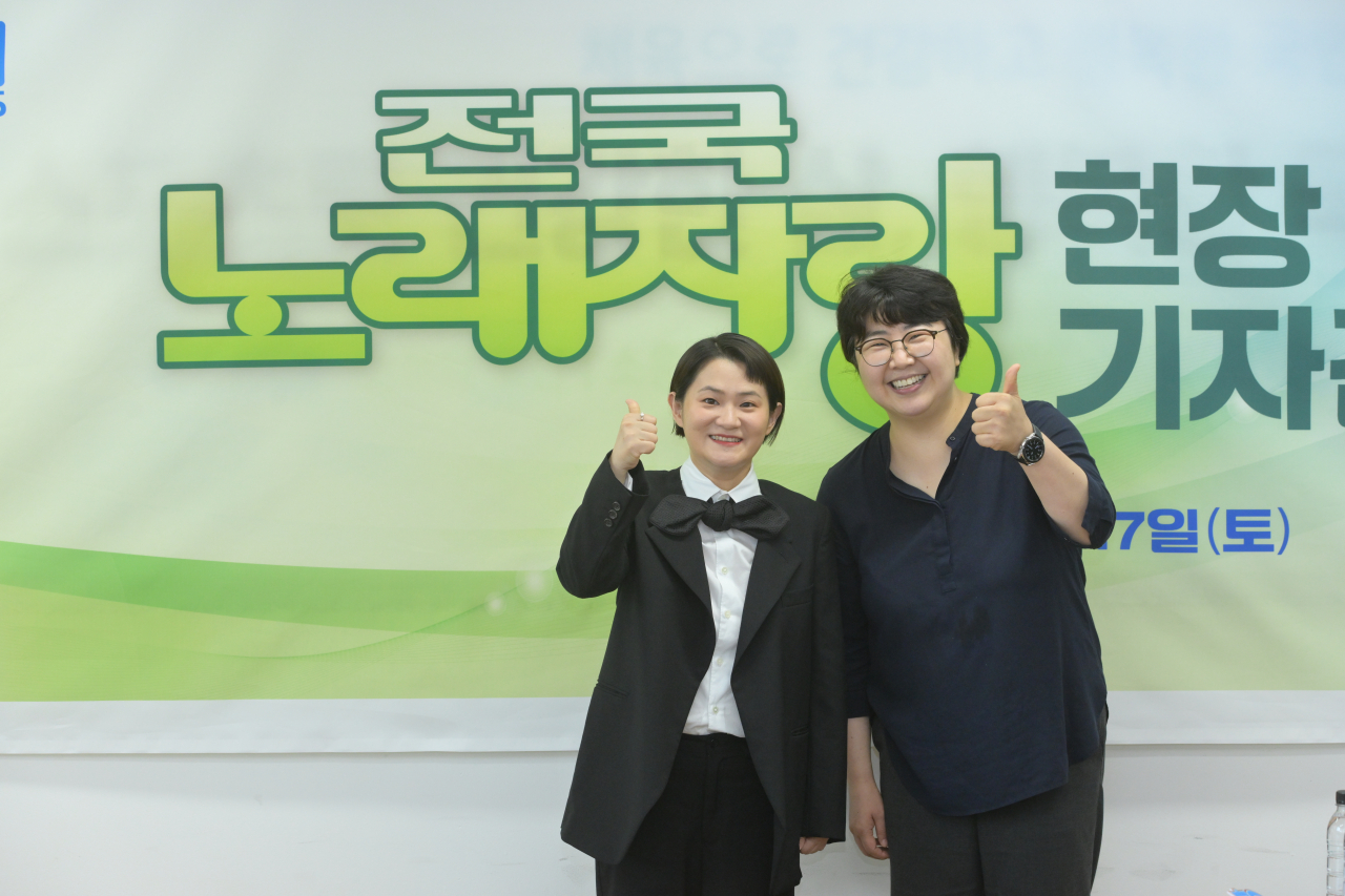 Comedian Kim Shin-young (left) poses with Cho Hyun-a, chief producer of KBS' 