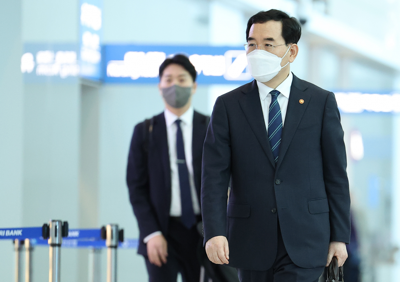 South Korea's Industry Minister Lee Chang-yang arrives at Incheon International Airport, west of Seoul, to leave for the United States on Tuesday, to discuss the US' Inflation Reduction Act and other pending bilateral issues with US officials. (Yonhap)