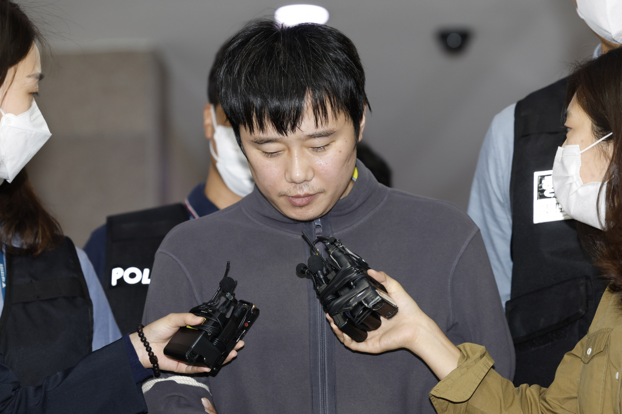 Jeon Joo-hwan, the 31-year-old suspect in the subway murder case, speaks to reporters on Wednesday, at Seoul Namdaemun Police Station. (Yonhap)