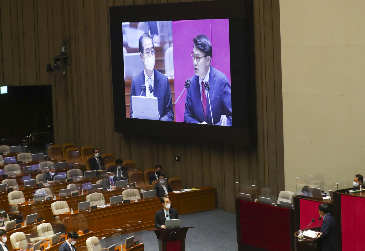 Rep. Yoon Sang-hyun ask questions to Prime Minister Han Duck-soo (left) during an interpellation session at the National Assembly on Tuesday. (Yonhap)