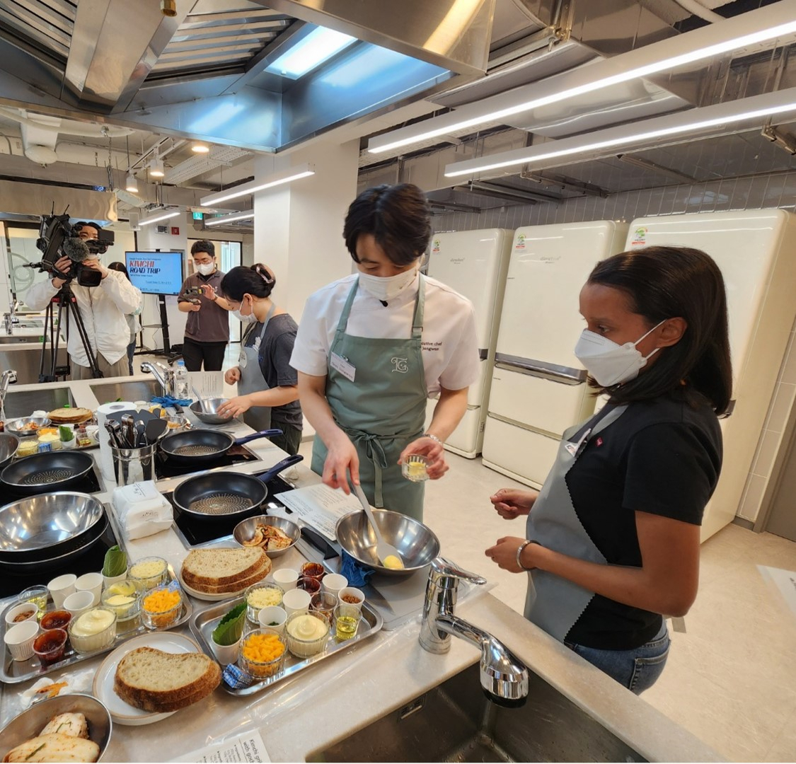 Nisha (right) is assisted by a chef as she tries her hand at making a compound butter flavored with red pepper paste. (Choi Jae-hee/The Korea Herald)