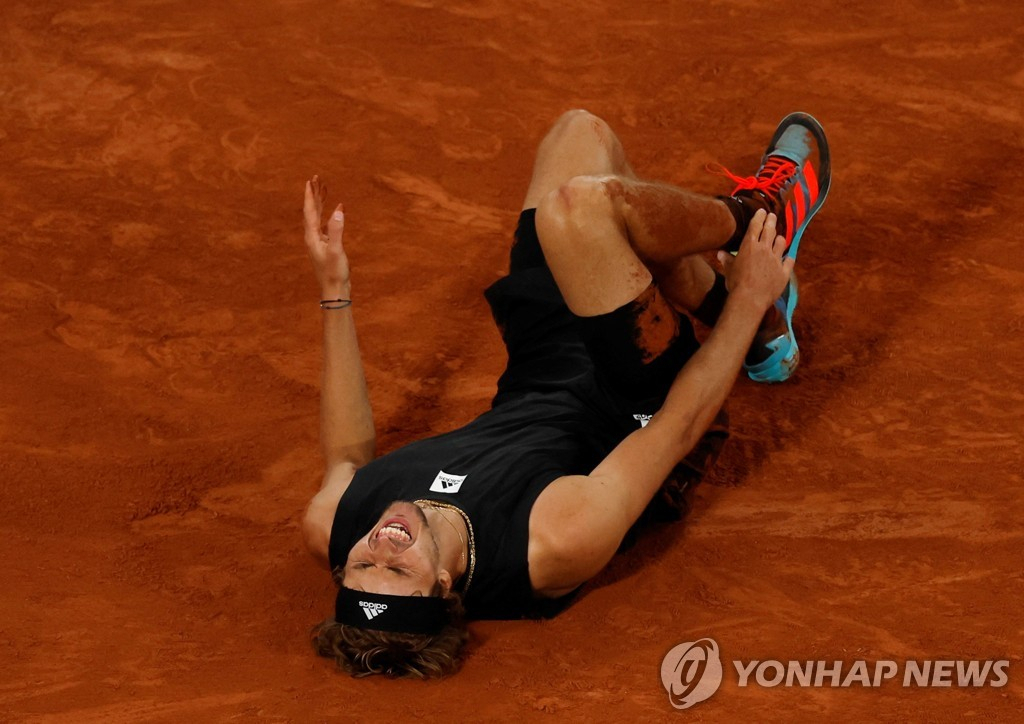 In this Reuters file photo from June 3, 2022, Alexander Zverev of Germany reacts after sustaining an ankle injury during his men's singles semifinal match against Rafael Nadal of Spain at the French Open at Roland-Garros in Paris. (Yonhap)