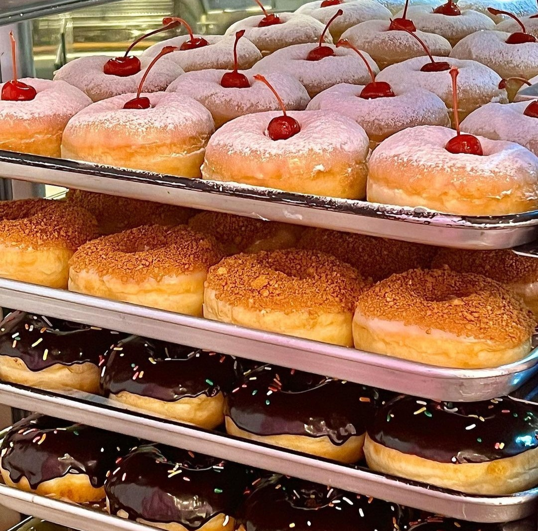 Geassorteerde donuts klaar voor verkoop zitten op trays bij Malddong Donut (Malddong Donut's Instagram)