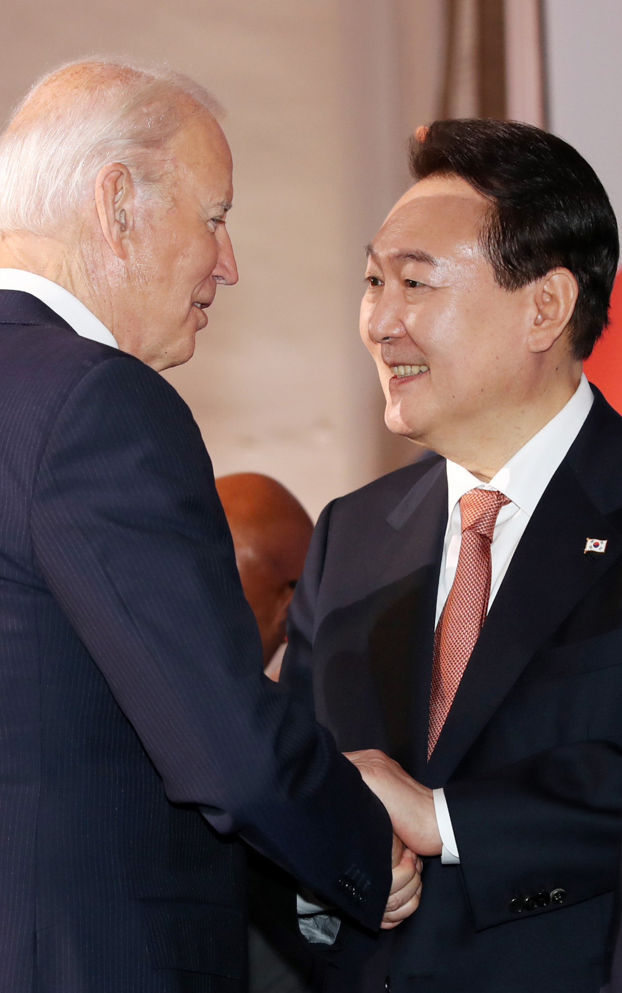 South Korean President Yoon Suk-yeol (R) talks with US President Joe Biden after attending the seventh replenishment conference of the Geneva-based Global Fund to Fight AIDS, Tuberculosis and Malaria in New York on Wednesday. (Yonhap)