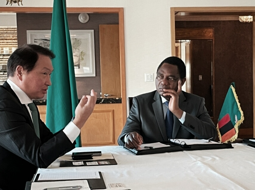 SK Group Chairman Chey Tae-won (left) speaks with Zambian President Hakainde Hichilema in New York on Tuesday, in this photo provided by SK on Friday. (SK Group)