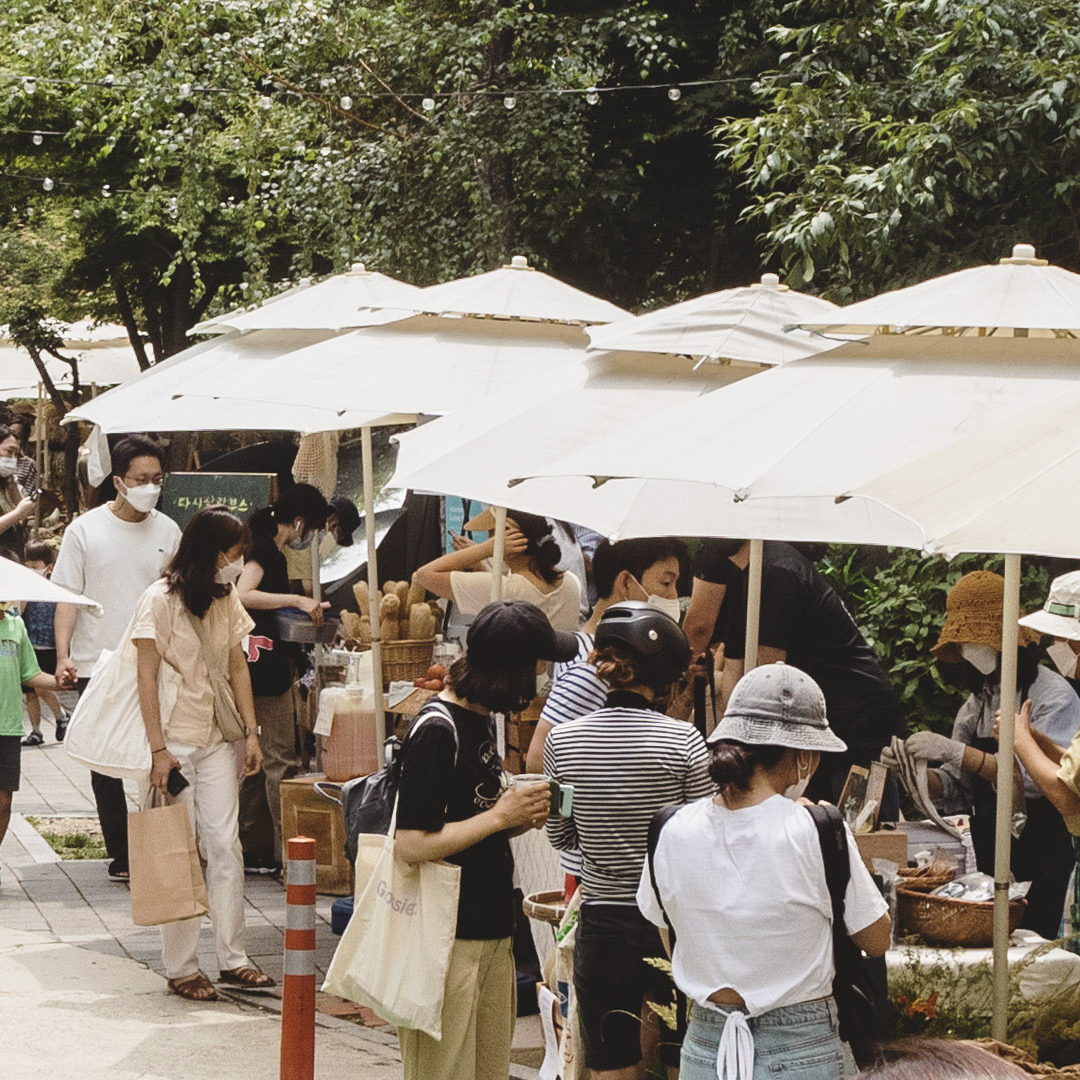 A Marche@ farmers’ market held in August in Marronnier Park in Jongno-gu, central Seoul. (Courtesy of Marche@)