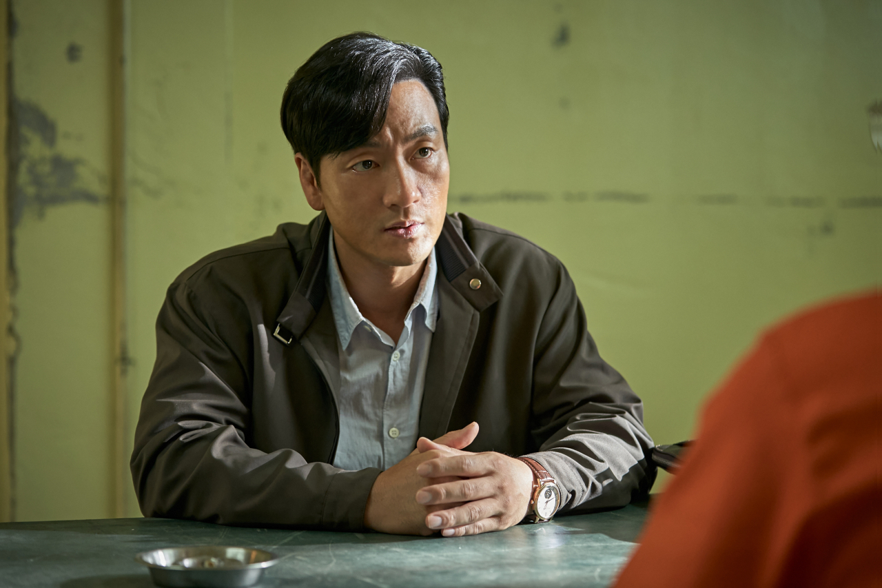 Korean intelligence agent Choi Chang-ho (played by Park Hae-soo) meets Kang In-gu for the first time in 