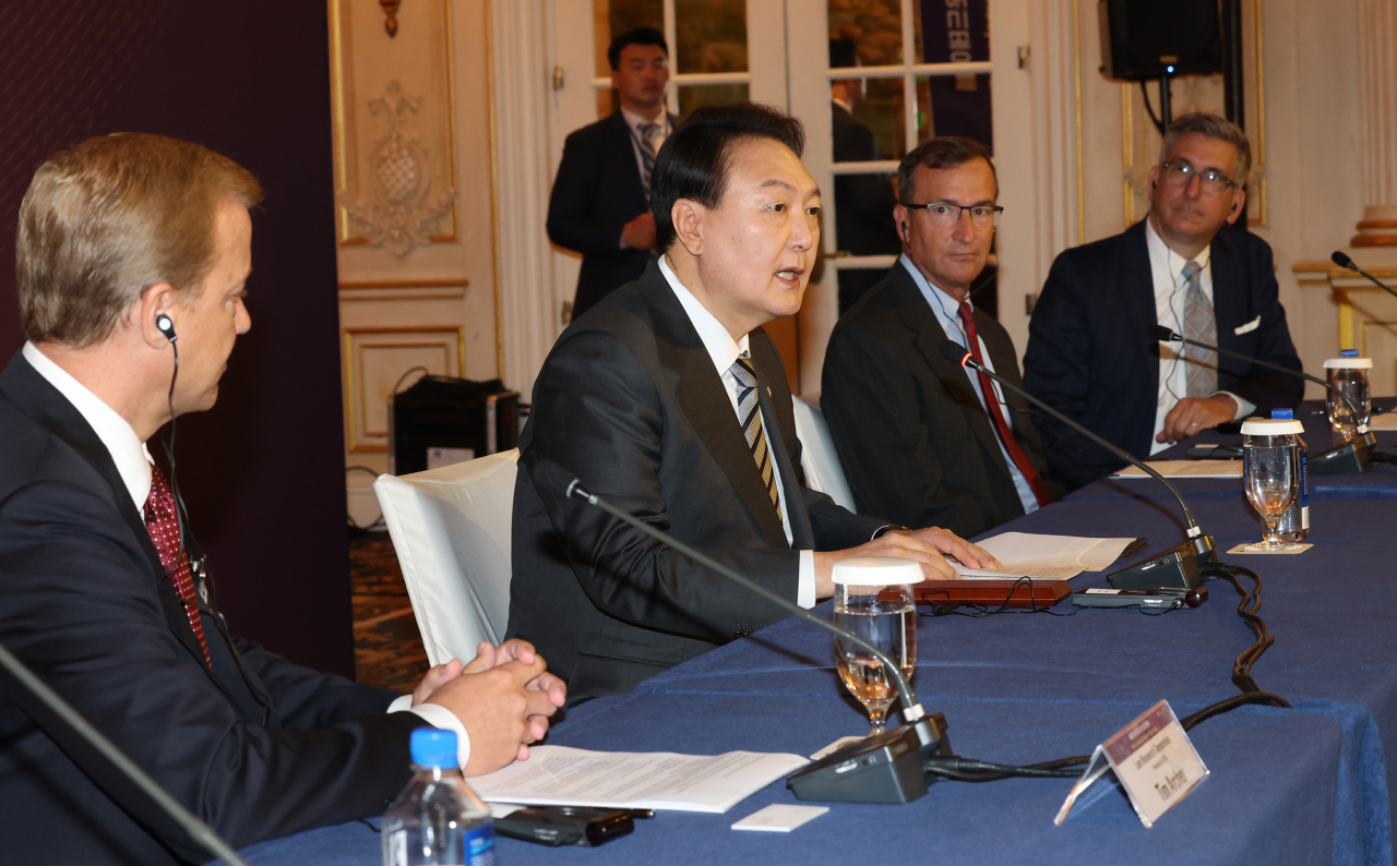 President Yoon Suk-yeol (second from left) speaks during an investors’ roundtable held in New York on Thursday. (Yonhap)