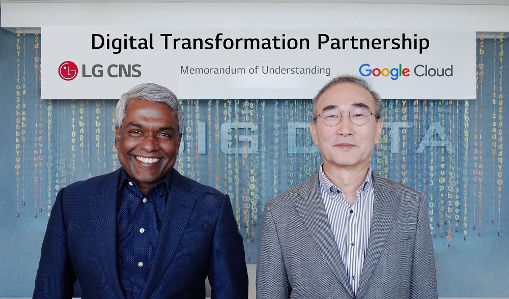 LG CNS CEO Kim Young-shub (right) and Google Cloud CEO Thomas Kurian pose for a photo after signing a digital transformation partnership at the Google Cloud headquarters in Sunnyvale, California. (LG CNS)