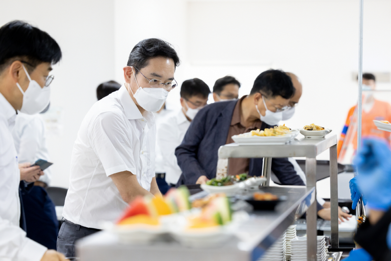Samsung Electronics Vice Chairman Lee Jae-yong (second from left) is seen picking up food at a cafeteria in Dos Bocas Harbor, where Samsung Engineering's refinery plant construction site is located, during his visit to Mexico on Sept. 10. (Samsung Electronics)