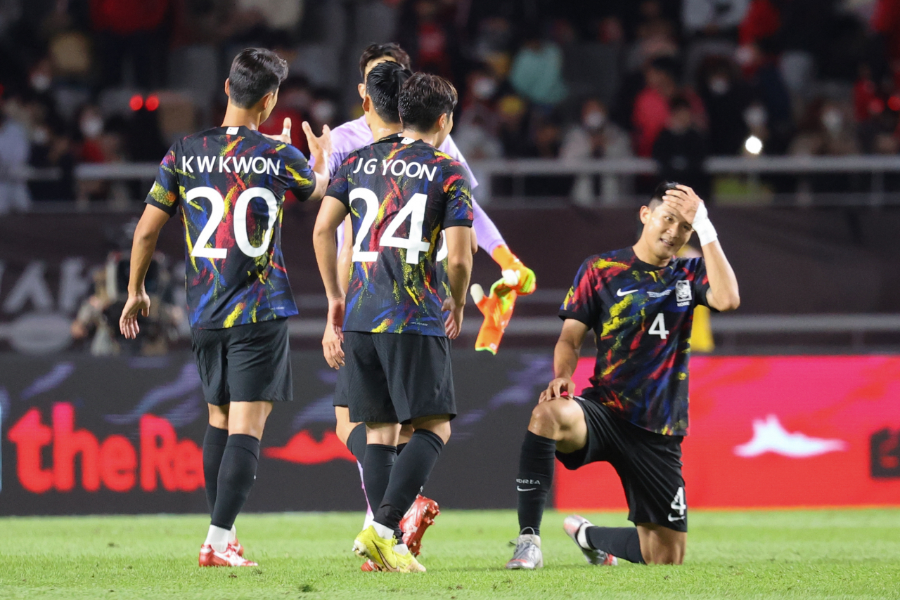 South Korean players react to their 2-2 draw with Costa Rica during the teams' football friendly match at Goyang Stadium in Goyang, just north of Seoul last Friday. (Yonhap)