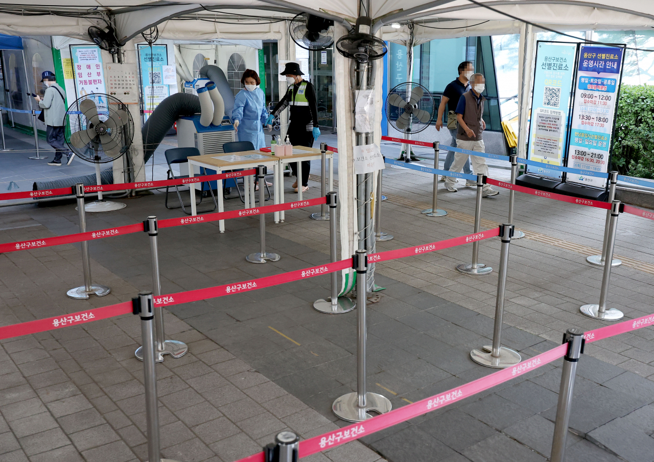 A makeshift COVID-19 testing station in Seoul remains vacant last Friday. (Yonhap)