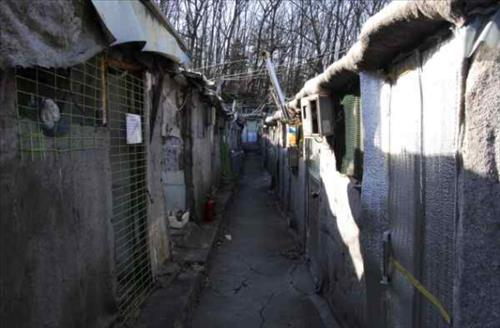 A narrow alley in the village of Guryong.  (Yonhap)