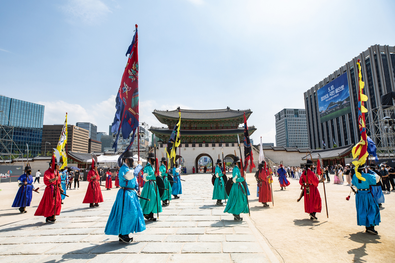 Changing of the royal guard ceremony is held at Gyeongbokgung during the spring edition of Royal Culture Festival. (Korea Cultural Heritage Foundation)