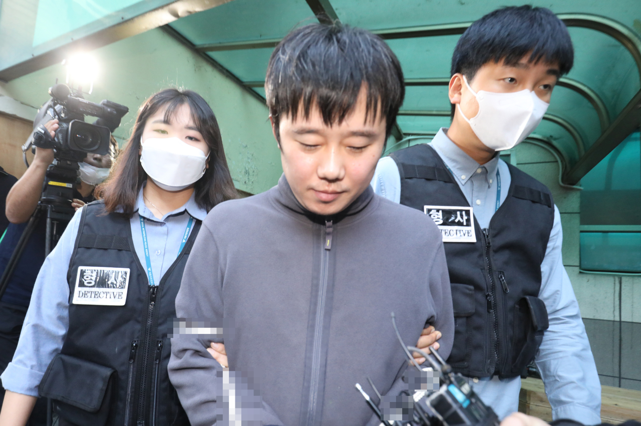 Jeon Joo-hwan, suspect of murder of a Seoul Metro employee at Sindang Station, leaves Seoul Namdaemun Police Station, Wednesday. (Yonhap)