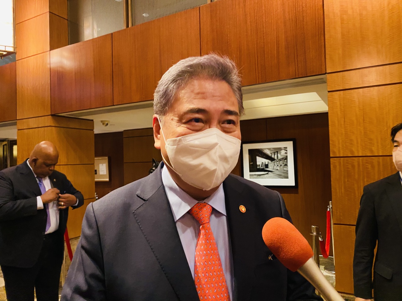 Minister of Foreign Affairs Park Jin speaks with reporters after a meeting with his Japanese counterpart Yoshihama Hayashi on Sept. 20 at a Manhattan hotel. (Yonhap)
