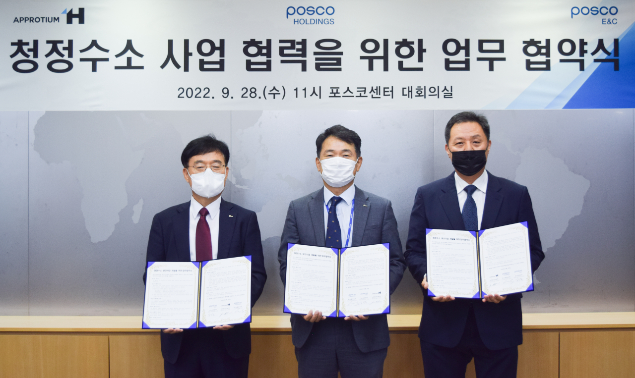 From left: Posco E&C's head of plant business Kim Min-cheol, Posco Holdings' head of hydrogen busienss division Cho Ju-ik and Approtium CEO James Kim pose for a photo after signing an MOU on Wednesday. (Posco)