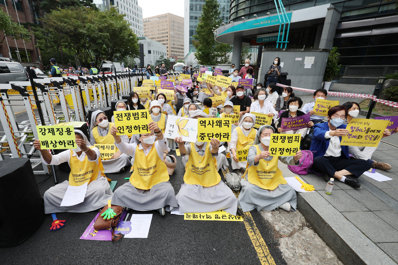 Weekly demonstrations by the Korean Council for Justice and Remembrance for the Issues of Military Sexual Slavery by Japan are being held on Wednesday in Jongno-gu, central Seoul. Protests denying claims made by the women victimized by sexual slavery, also called 