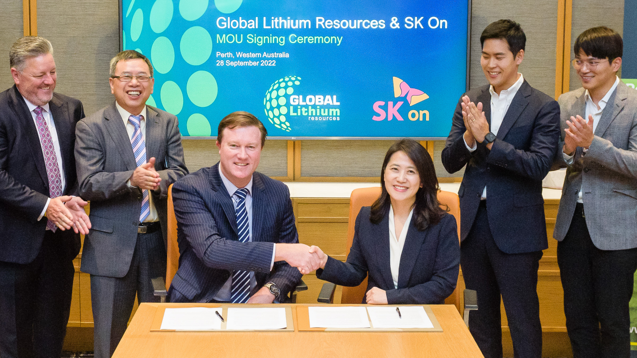 SK On Vice President Ryu Jin-suk (third from right) and Global Lithium Resources Managing Director Ron Mitchell (fourth from right) pose for a photo after signing a nonbinding memorandum of understanding in Perth, Australia, Wednesday. (Global Lithium Resources)