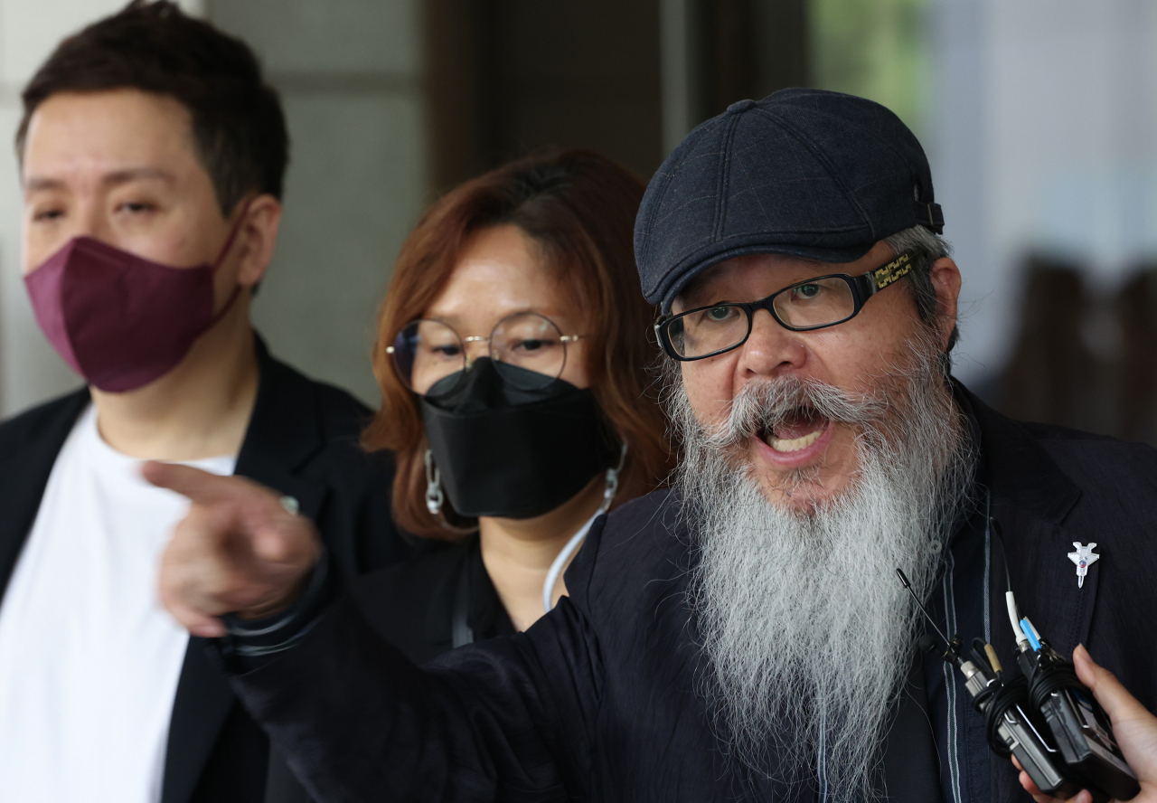 Lee Joo-wan (right) and Park Sun-jung (center), the parents of late Sgt. Lee Ye-ram, speak to reporters in front of the Supreme court in Seocho-gu, Seoul, Thursday.