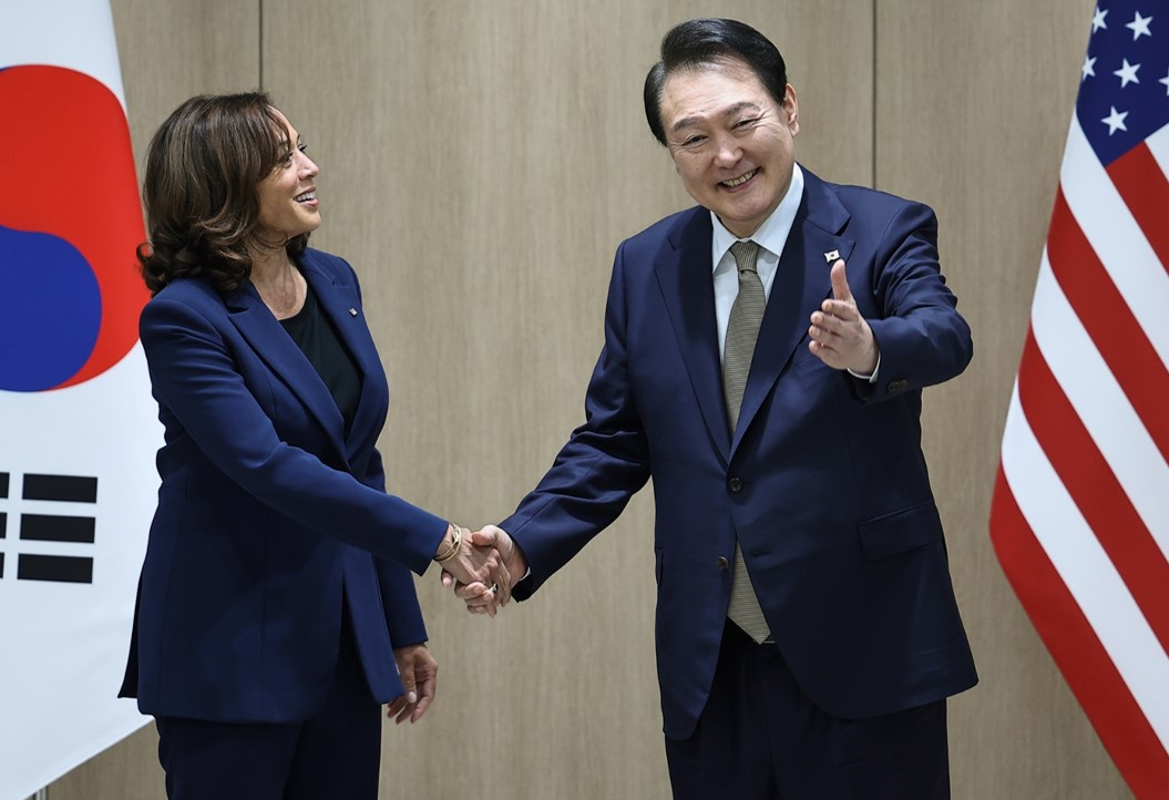 South Korean President Yoon Suk-yeol and US Vice President Kamala Harris pose for a photo before sitting down for talks at the presidential office in Seoul on Thursday. (Pool photo) (Yonhap)