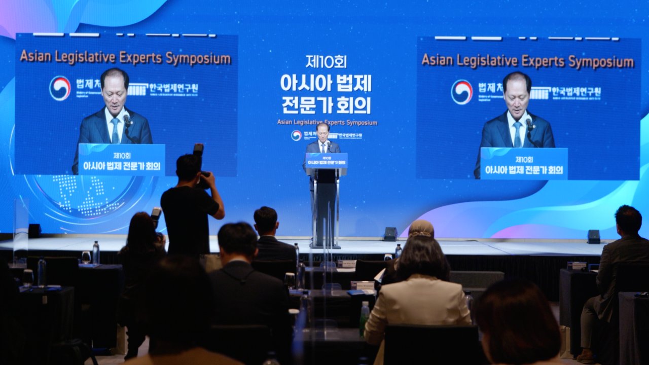 لی وان کیو، جنوبی کوریا کے وزیر برائے حکومتی قانون سازی، جمعرات کو یوئیڈو کے فیئرمونٹ سیول میں منعقدہ 10ویں سالانہ ایشیائی قانون ساز ماہرین سمپوزیم سے خطاب کر رہے ہیں۔  (وزارت قانون سازی)