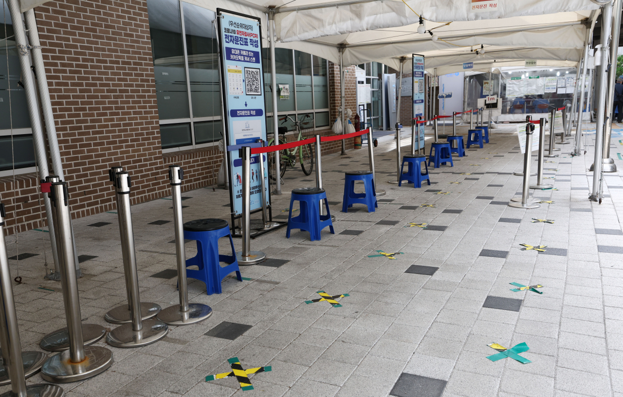 A makeshift COVID-19 testing station in Seoul remains empty on Wednesday. (Yonhap)