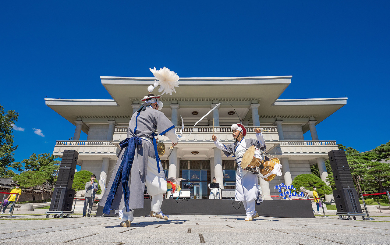 A performance of the traditional South Korean percussion music takes place in front of Yeongbingwan, the state guesthouse at the former presidential compound Cheong Wa Dae, on Sept. 9, 2022. (Cultural Heritage Administration)